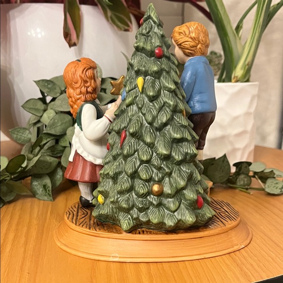 Avon Christmas Memories “Keeping the Christmas Tradition” 1982 - Picture 3 of 12